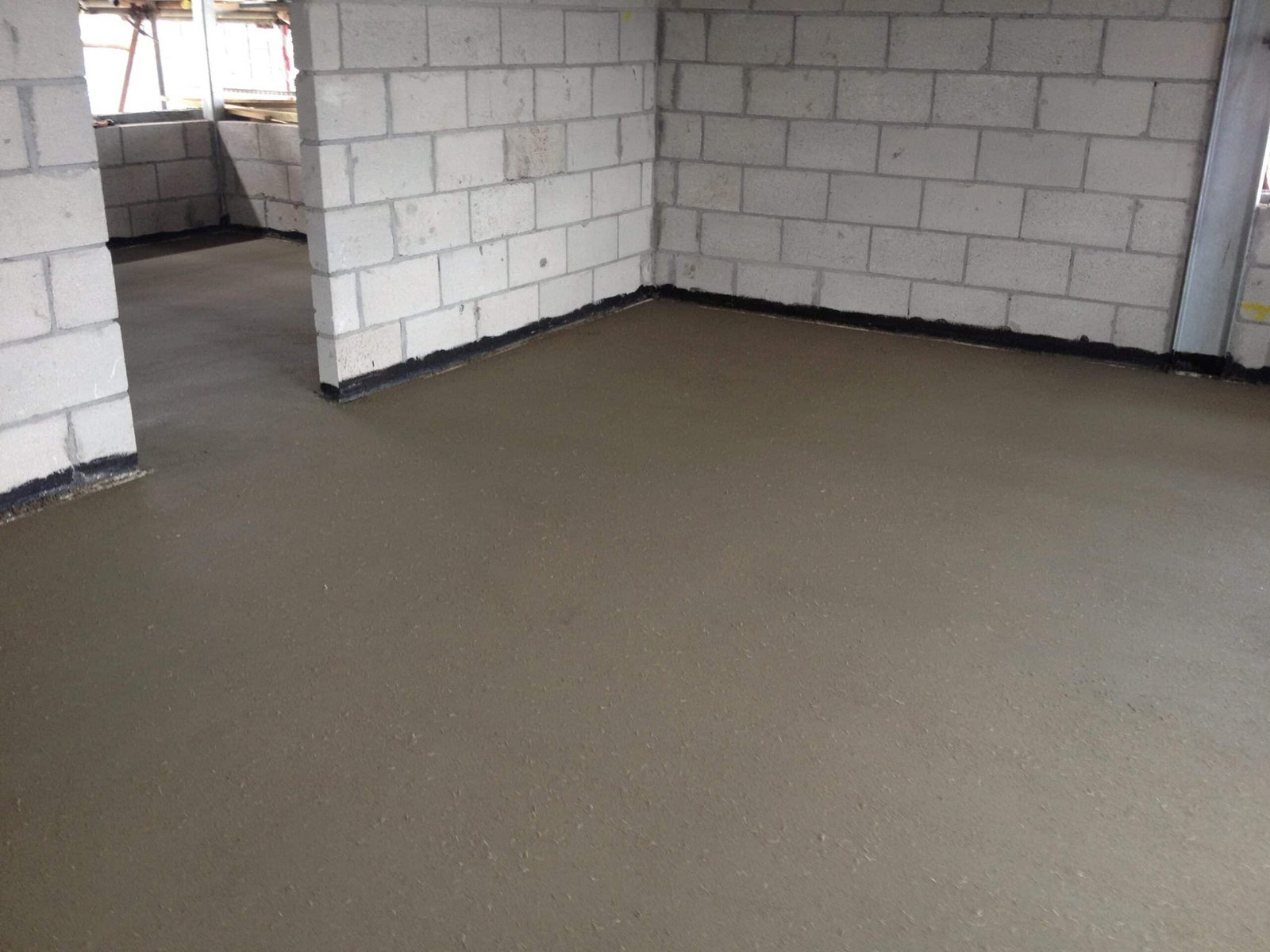 What is the correct mix for floor screed?
