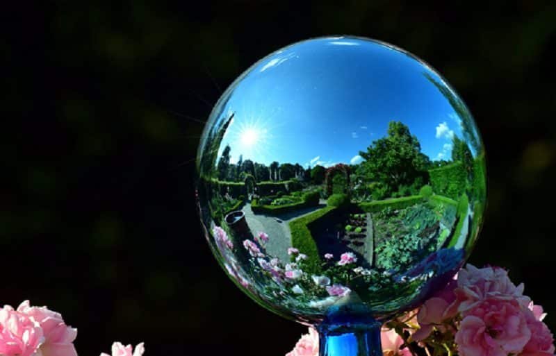 7 Mind Blowing Ideas To Light Up Your Garden With Mirrors