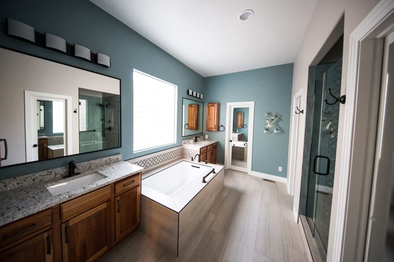 10 Remodeling Tips That Will Make Your Bathroom Look New