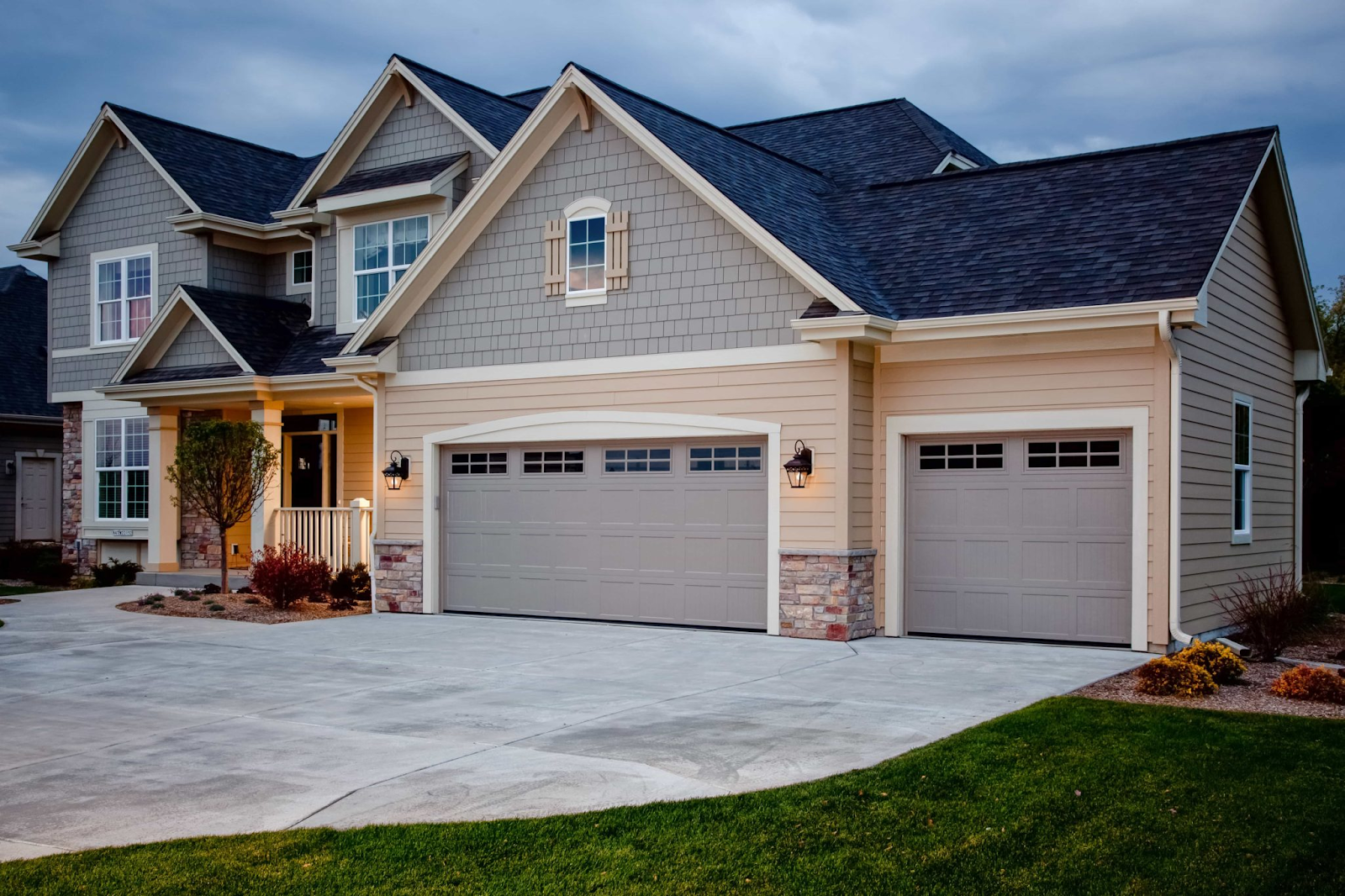 A Complete Guide To Choosing The Right Garage Door For Your Home